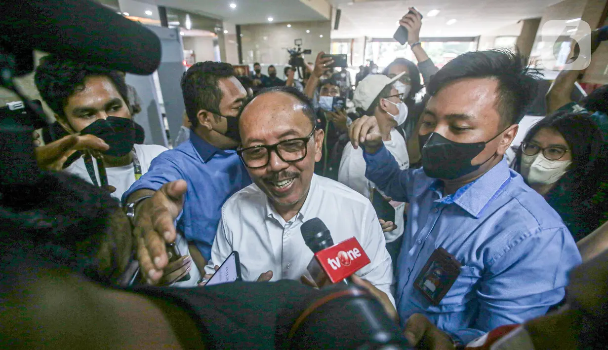 Wakil Ketua LPSK Achmadi usai menemui Bharada E di Gedung Bareskrim Mabes Polri, Jakarta, Selasa (9/8/2022). Dia mengatakan syarat justice collaborator bisa terpenuhi jika benar bukan pelaku utama. (Liputan6.com/Faizal Fanani)