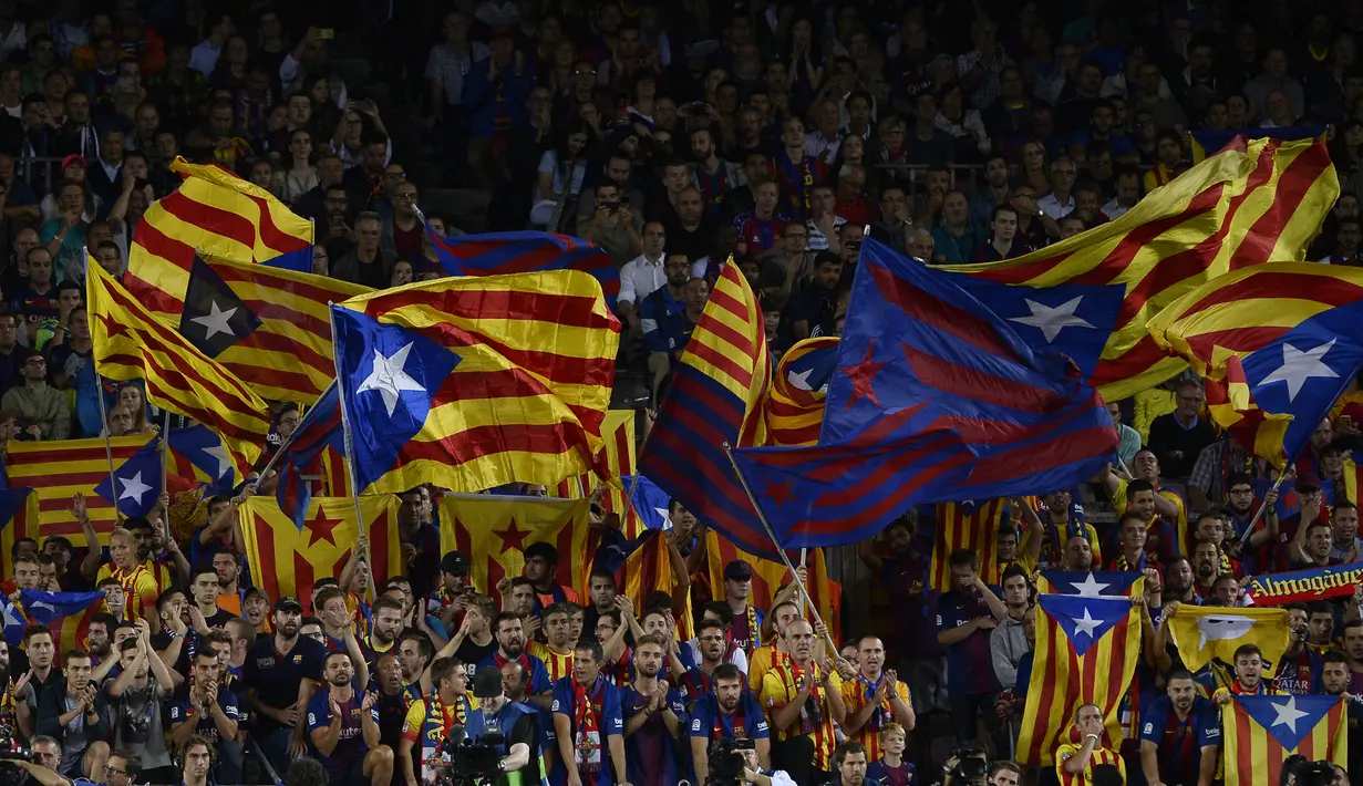 Suporter Barcelona, mengibarkan bendera Katalonia saat melawan Juventus pada laga Liga Champions di Stadion Camp Nou, Katalonia, Selasa (12/9/2012). Barcelona menang 3-0 atas Juventus. (AFP/Josep Lago)