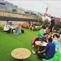 Buat kamu yang hobi kulineran, ini nih tempat makan atau tempat nongkrong yang lagi hits banget di sosial media. (Foto: Instagram/WarungOppa)