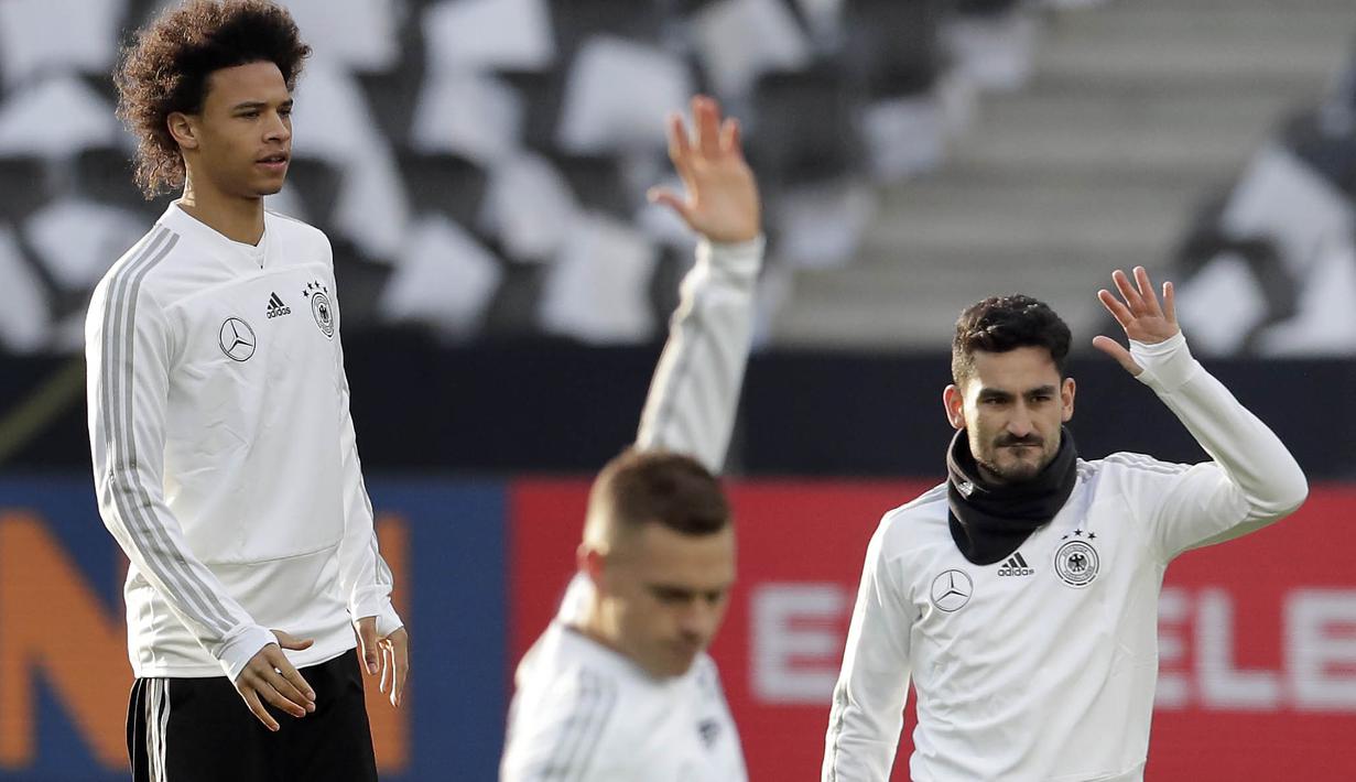 Gelandang Jerman, Leroy Sane dan Ilkay Gundogan, saat melakukan sesi latihan jelang laga persahabatan di Berlin, Jerman, Selasa, (27/3/2018). Jerman akan berhadapan dengan Brasil. (AP/Michael Sohn)