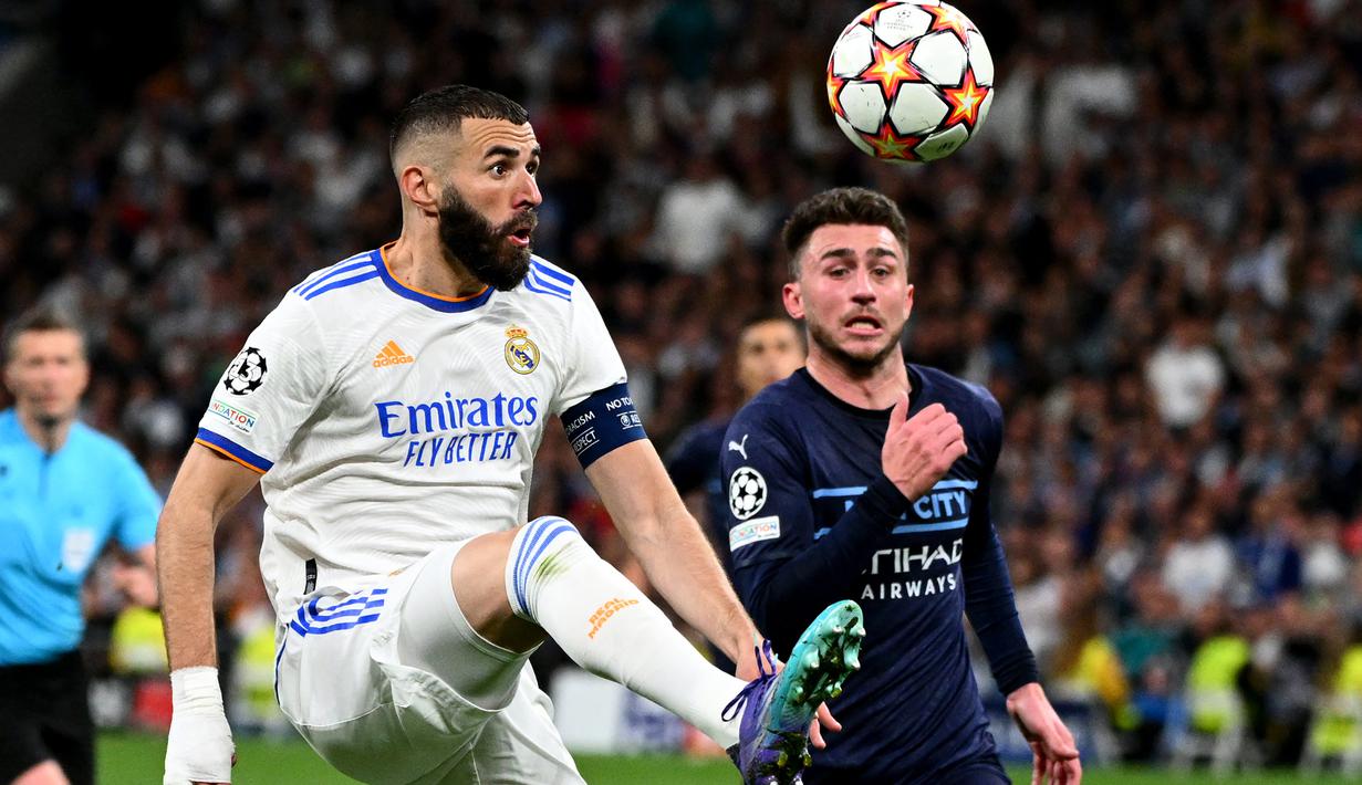 15 Gol. Pada musim 2021/2022 ini, striker Real Madrid Karim Benzema telah mencetak 15 gol dari 11 laga hingga dua leg babak semifinal. Ketajamannya dibuktikan dengan dua kali mencetak hattrick, ke gawang PSG di leg kedua babak 16 besar (9/3/2022) dan ke gawang Chelsea di leg pertama babak perempatfinal (6/4/2022). Di laga final kontra Liverpool tentunya ia masih berkesempatan menambah koleksi golnya untuk memecahkan rekor Cristiano Ronaldo dengan 17 gol. (AFP/Gabriel Bouys)