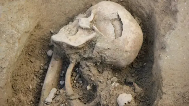 Mayat biasanya dibungkus dengan kain kafan dan diletakkan miring, dengan pandangan menghadap ke arah Mekah. (Kredit gambar: Asosiasi Budaya El Patiaz)