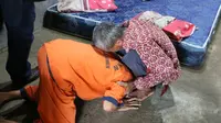 Tersangka pembunuh istri di Kebumen mencium kaki ayahnya seusai menjalani rekonstruksi atau reka ulang adegan. (Foto: Liputan6.com/Polres Kebumen/Muhamad Ridlo)