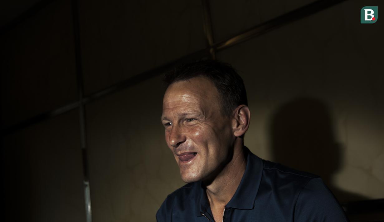Teddy Sheringham menjawab pertanyaan saat interview di Hotel Ayana MidPlaza, Jakarta, Jumat (4/5/2018). Mantan pemain Timnas Inggris ini pada kariernya pernah membela Tottenham dan Manchester United. (Bola.com/Vitalis Yogi Trisna)