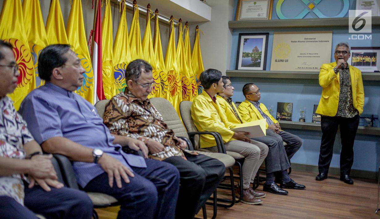 Ketum ILUNI UI Arief Budhy Hardono memberikan sambutan sebelum pernyataan sikap bersama ILUNI UI dan Mahasiswa UI, Jakarta, Rabu (24/4). ILUNI UI menyampaikan apresiasi dan ucapan terima kasih kepada berbagai pihak atas terlaksananya pesta demokrasi tersebut. (Liputan6.com/Faizal Fanani)