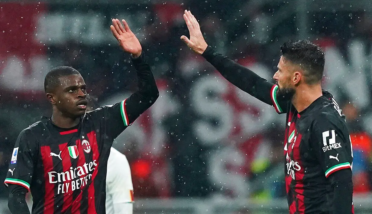 Pemain AC Milan Pierre Kalulu (kiri) merayakan golnya saat melawan AS Roma pada pertandingan sepak bola Serie A Liga Italia di Stadion San Siro, Milan, Italia, 8 Januari 2023. Pertandingan berakhir imbang 2-2. (Spada/LaPresse via AP)