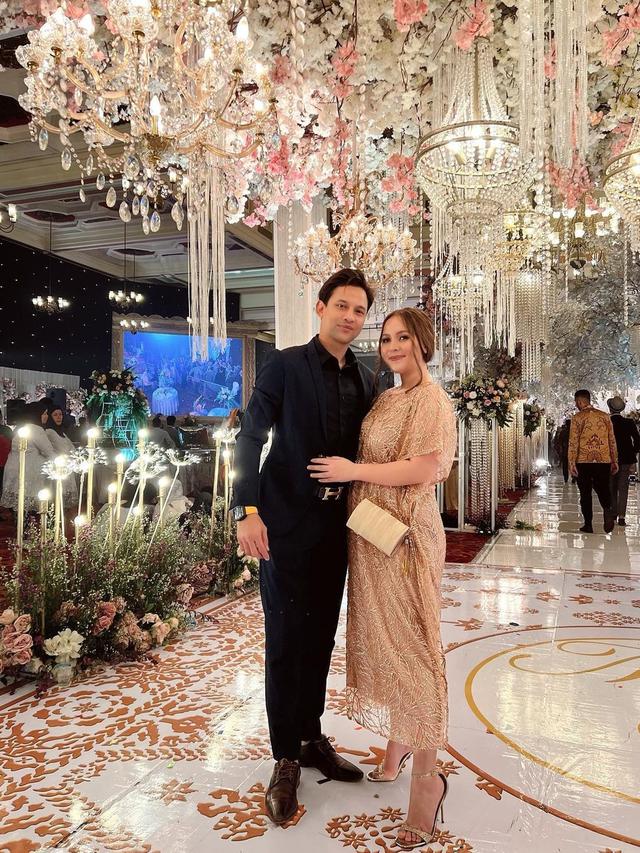 6 Gaya Lucky Perdana dan Lidi Brugman saat Kondangan yang Curi Perhatian