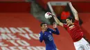 Striker baru Manchester United, Edinson Cavani, duel udara dengan bek Chelsea, Thiago Silva, pada laga Liga Inggris di Stadion Old Trafford, Minggu (25/10/2020). Kedua tim bermain imbang 0-0. (Oli Scarff/Pool via AP)