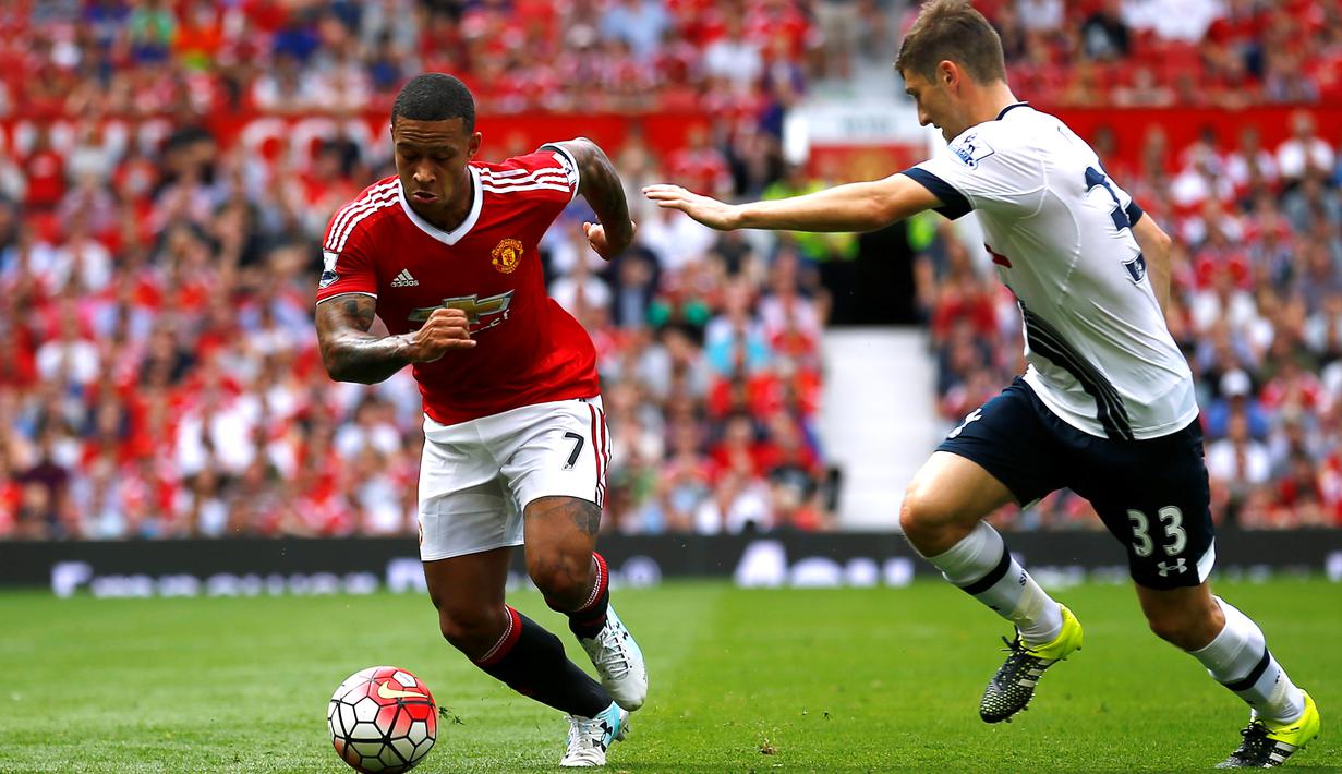 Pemain MU, Memphis Depay (kiri), berusaha dihadang pemain Spur, Ben Davies, dalam pertandingan di Stadion Old Trafford, Inggris. Sabtu (8/8/205). (Action Images via Reuters/Darren Staples)