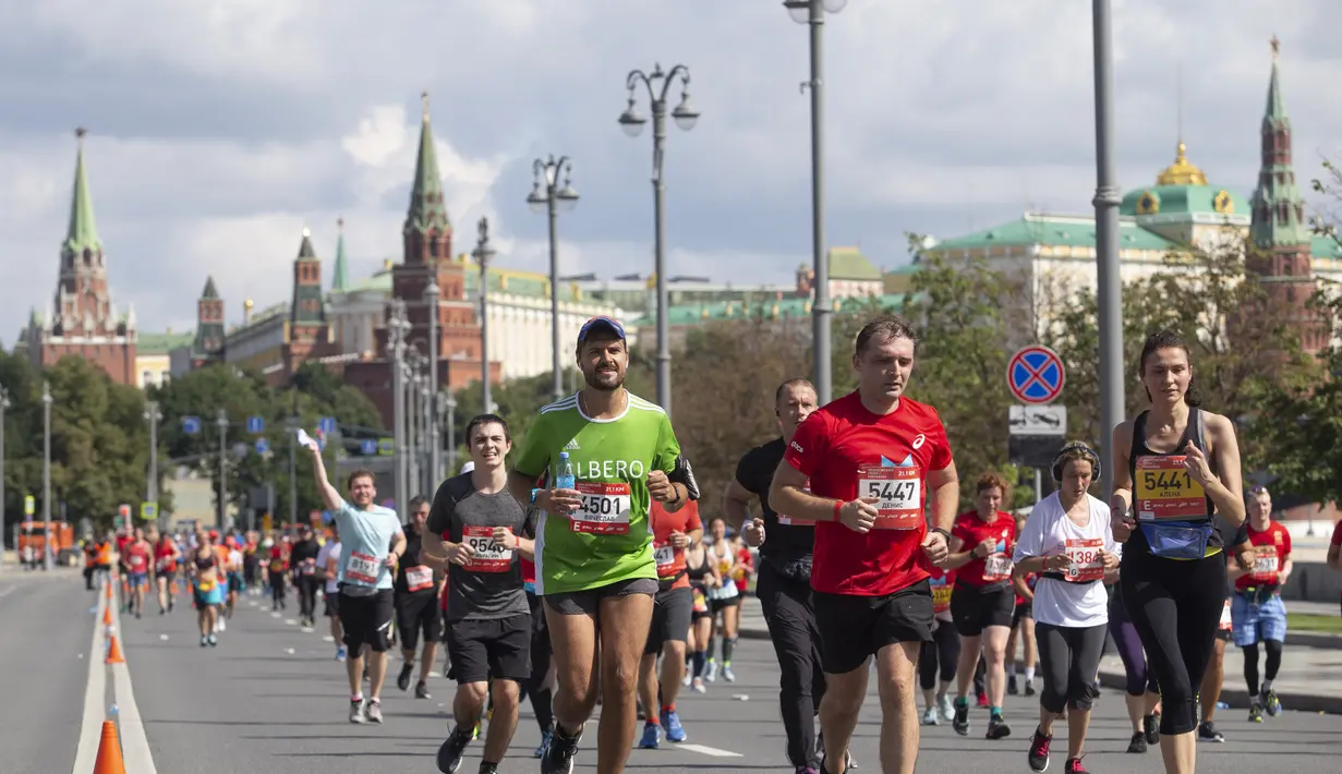 Para pelari berkompetisi dalam Moscow Half Marathon di Moskow, Rusia (2/8/2020). Perlombaan 21,1 km telah ditunda sejak Mei, ketika ibu kota Rusia dikunci karena coronavirus baru. (Xinhua/Alexander Zemlianichenko Jr)