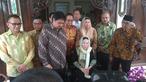 Ketua Umum Partai Golkar Airlangga Hartarto dan Sinta Nuriyah Wahid di kediaman Almarhum Abdurrahman Wahid, Jakarta, Kamis (9/8/2018). (Merdeka.com/Nur Habibie)