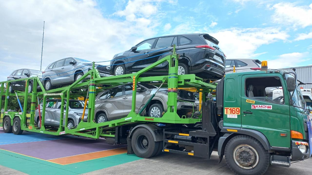 Toyota Indonesia melakukan ekspor perdana kendaraan elektrifikasi Toyota Kijang Innova Zenix Hybrid.