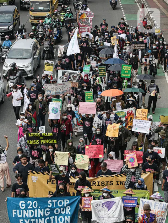 Puluhan anak muda menggelar longmarch sepanjang jalan Pemuda, Jakarta, Kamis (21/7/2022). Aksi yang bertemakan Youth20ccupy: Voice of the Future tersebut dilakukan untuk menyuarakan permasalahan pengerusakan lingkungan yang berakibat krisis pangan serta menghambat pertumbuhan ekonomi. (Liputan6.com/Faizal Fanani)