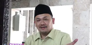 Farhat Abbas merasa tertipu dengan sandiwara yang dilakukan oleh Regina Andriane Saputri dan mantan suaminya, Ilal. Mendengar kicauan Regina di media, Farhat mengungkapkan bahwa Regina harus mengembalikan mahar yang sudah ia berikan.