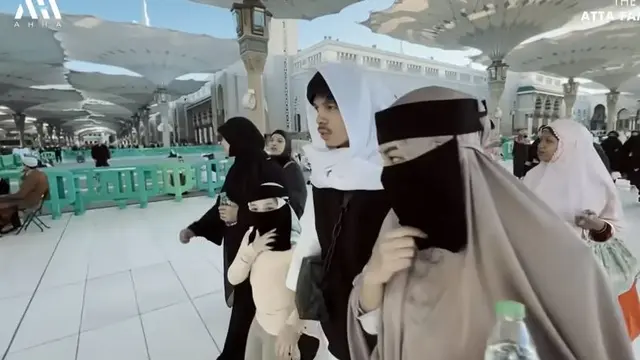Akui Ingin Jadi Ustazah, Ini 6 Momen Arsy Hermansyah Tampil Bercadar Saat Umrah