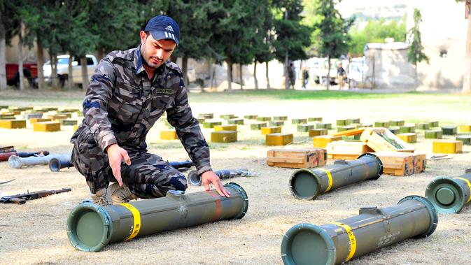 Senjata dan amunisi sitaan terlihat di pangkalan militer Suriah di Damaskus, ibu kota Suriah (8/11/2020). Tentara Suriah menyita senjata dan amunisi dari daerah yang sebelumnya dikuasai pemberontak di wilayah selatan dan mengangkutnya ke pangkalan militer di Damaskus. (Xinhua/Ammar Safarjalani)