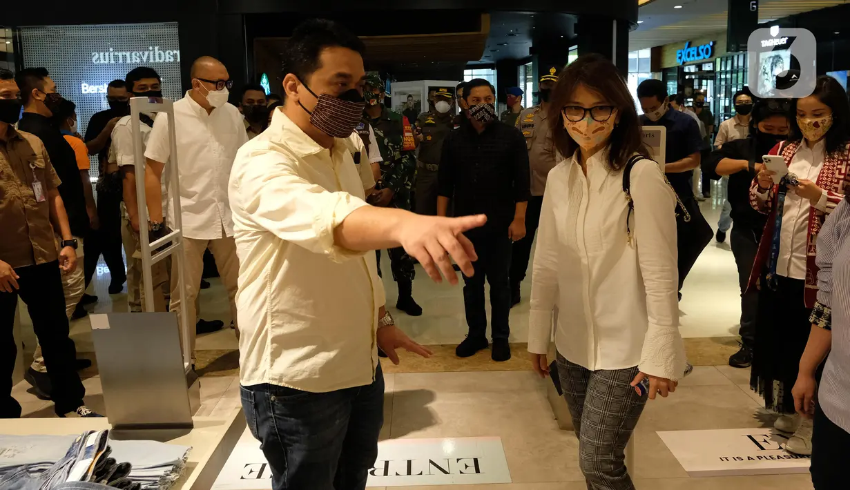 Wakil Gubernur DKI Jakarta, Ahmad Riza Patria memantau pelaksanaan protokol kesehatan di Central Park Grogol Petamburan, Sabtu (20/6/2020). Riza Patria meminta pengelola mal di wilayahnya ikut meningkatkan pengawasan dan pelaksanaan terhadap protokol kesehatan Covid-19. (Liputan6.com/Angga Yuniar)
