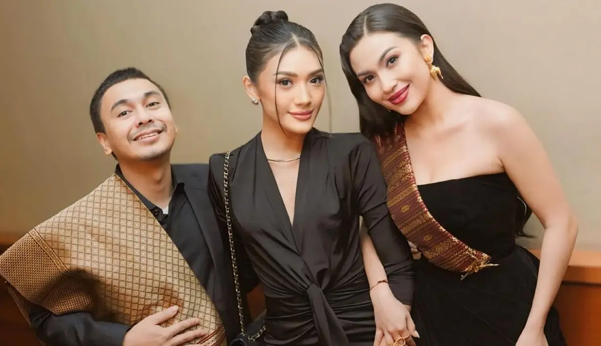 Dirinya juga sering menjadi penulis skenario sekaligus sutradara dan aktor dalam film yang dirinya garap. Namun, kini dirinya tengah menjajal hanya menjadi aktor saja. (Liputan6.com/IG/@raditya_dika)