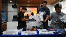 Petugas membongkar barang bukti kejahatan melalui internet saat rilis di Mabes Polri, Jakarta, Selasa (30/5). Petugas menahan enam tersangka dari empat kasus berbeda. (Liputan6.com/Helmi Fithriansyah)