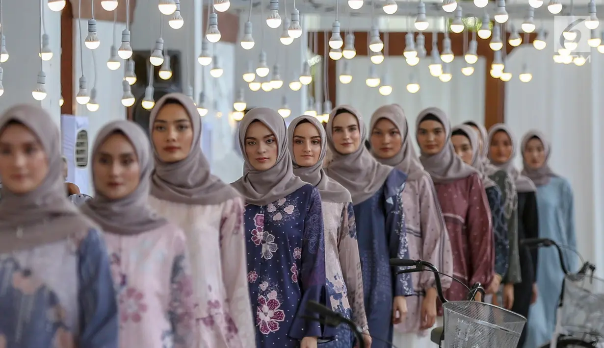 Model membawakan busana karya desainer Intan Kusuma dan Atina Maulia di Akuatik GBK Senayan, Jakarta, Kamis (2/5/2019). Sebanyak 30 koleksi busana hijab dengan nama Vanilla Raya diperagakan menyambut bulan suci Ramadan. (Liputan6.com/Fery Pradolo)