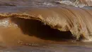 Ombak di laut Espirito Santo yang berwarna cokelat di Brasil (22/11). Laut yang berdekatan dengan Sungai Rio Doce berubah warna tercemar lumpur dari tambang yang jebol. (REUTERS/Ricardo Moraes)