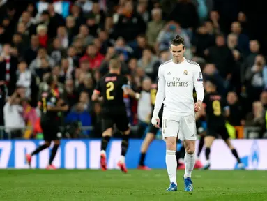 Pemain Real Madrid Gareth Bale bereaksi setelah pemain Manchester City Kevin De Bruyne mencetak gol pada leg pertama babak 16 Liga Champions di Stadion Santiago Bernabeu, Madrid, Spanyol, Rabu (26/2/2020). Manchester City menang 2-1. (AP Photo/Manu Fernandez)