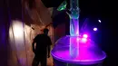Seorang pria melihat gelas bong setinggi 24 kaki di Cannabition Cannabis Museum, Las Vegas, AS, Selasa (18/9). Museum ini menampilkan gelas bong yang lebih tinggi dari jerapah dan umbi ganja imitasi. (AP Photo/John Locher)