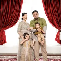 Kahiyang Ayu dan Bobby Nasution pun mengajak anak-anaknya berfoto. Sedah Mirah Nasution dan anak ketiganya, Panembahan Al Saud Nasution. @riomotret