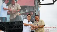 Direktur Plaza Subaru, Carlos Sanusi (kiri) menerima penghargaan IIMS 2023 Best Sedan untuk Subaru WRX Indonesia pada Indonesia International Motor Show (IIMS) 2023 di JIExpo Kemayoran, Jakarta. (Liputan6.com)