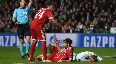 Gelandang Bayern Munchen, Javier Martinez (tengah) terlihat kesakitan setelah mencetak gol ke gawang Celtic pada pertandingan grup B Liga Champions di Celtic Park di Glasgow (31/10). (AFP Photo/Paul Ellis)