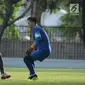 Alberto Goncalves (kiri) mencoba mengecoh Awan Sethosaat latihan di Lapangan A Kompleks GBK, Jakarta, Kamis (21/6). Timnas Indonesia U-23 akan melakoni laga uji coba melawan Korsel U-23, Sabtu (23/6). (Liputan6.com/Helmi Fithriansyah)