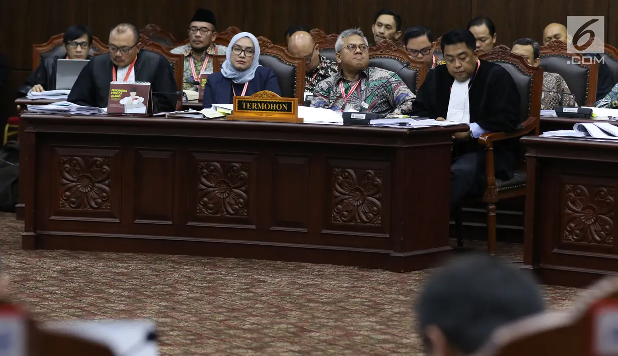 Pihak termohon yang juga Komisioner KPU RI Arief Budiman (kedua kanan) mendengarkan tuntutan yang dibacakan tim kuasa hukum pasangan calon nomor urut 02 selaku pemohon pada sidang perdana sengketa Pilpres 2019 di Mahkamah Konstitusi, Jakarta, Jumat (14/6/2019). (Lputan6.com/Johan Tallo)