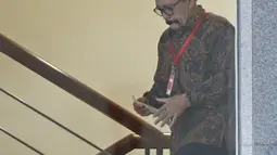 Aktor Leroy Osmani menaiki tangga di gedung KPK, Jakarta, Jumat (16/3). Leroy Osmani di periksa sebagai saksi suap pengadaan pesawat dan mesin pesawat dari airbus S.A.S dan Roll-Royce P.L.C pada PT. Garuda Indonesia. (Liputan6.com/Herman Zakharia)