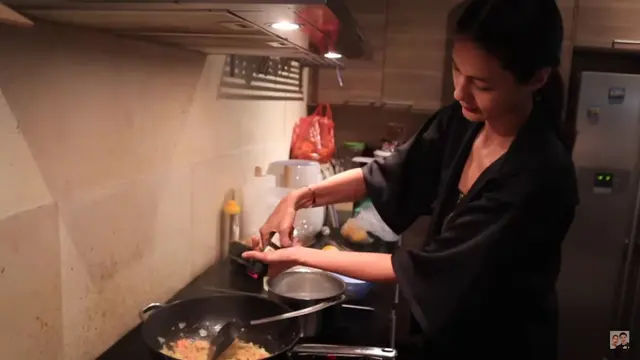Potret 5 seleb yang masak untuk suami