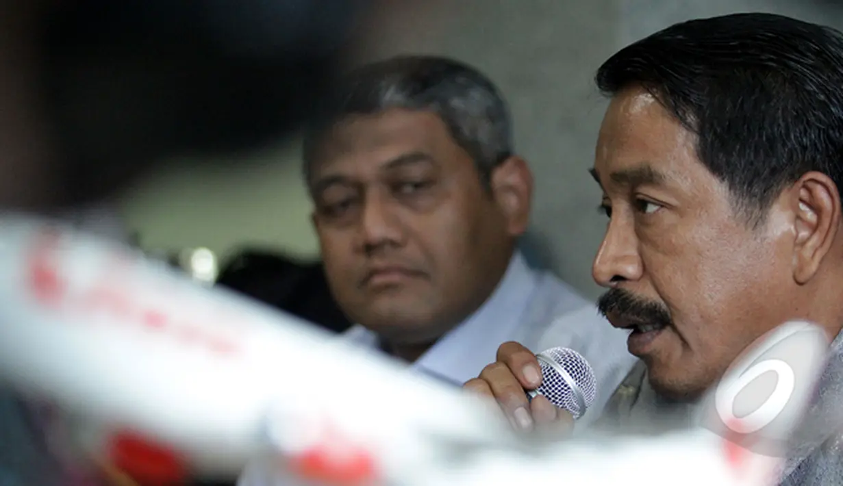 Dirut Lion Air, Edward Sirait menjelaskan ada tiga pesawat yang mengalami gangguan karena kerusakan mesin yang mengakibatkan keterlambatan sejumlah penerbangan Lion Air, Jakarta, Senin (23/2/2015).(Liputan6.com/Faizal Fanani)