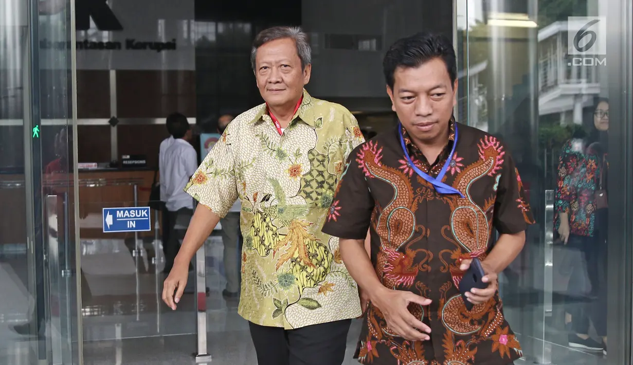 Ketua DPD Gerindra ‎Lampung, Gunadi Ibrahim berjalan keluar dari ruang penyidikan KPK, Jakarta, Jumat (9/3). Gunadi memenuhi panggilan terkait kasus dugaan suap persetujuan pinjaman daerah untuk APBD Lampung Tengah TA 2018. (Liputan6.com/Herman Zakharia)