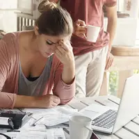 Ilustrasi Kondisi Keuangan yang Buruk / Freepik by wayhomestudio