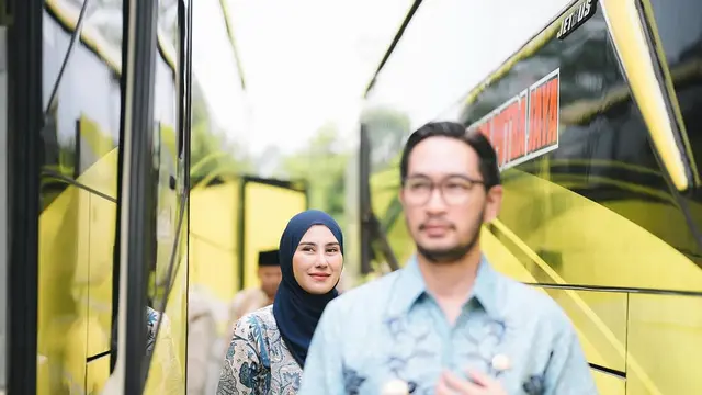 6 Potret Syahnaz Sadiqah Temani Suami Berangkatkan Warga Bandung Barat Mudik Gratis