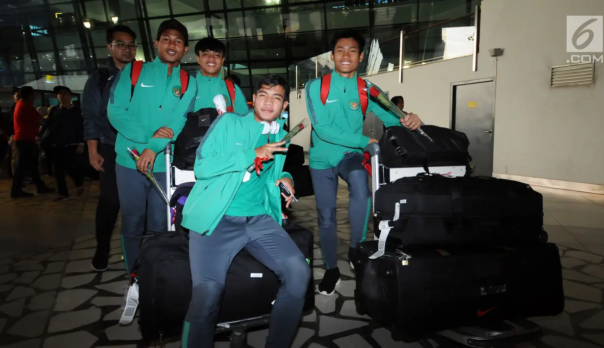 Sejumlah pemain Timnas Indonesia U-16 saat tiba usai penyambutan di Bandara Soetta, Tangerang, Kamis (15/2). Timnas Indonesia U-16 berhasil menjuarai turnamen Jenesys di Jepang. (Liputan6.com/Helmi Fithriansyah)