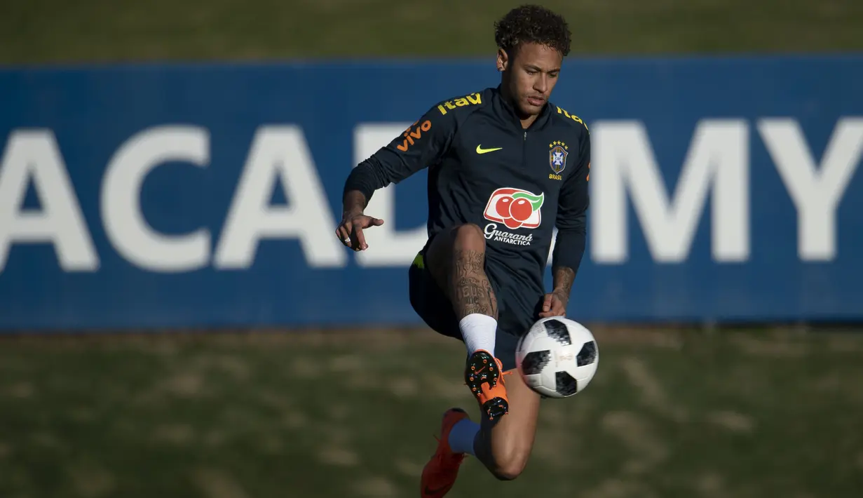 Striker Brasil, Neymar, mengontrol bola saat latihan di Granja Comary, Rio de Janeiro, Selasa (22/5/2018). Latihan ini merupakan persiapan jelang Piala Dunia 2018. (AFP/Mauro Pimentel)