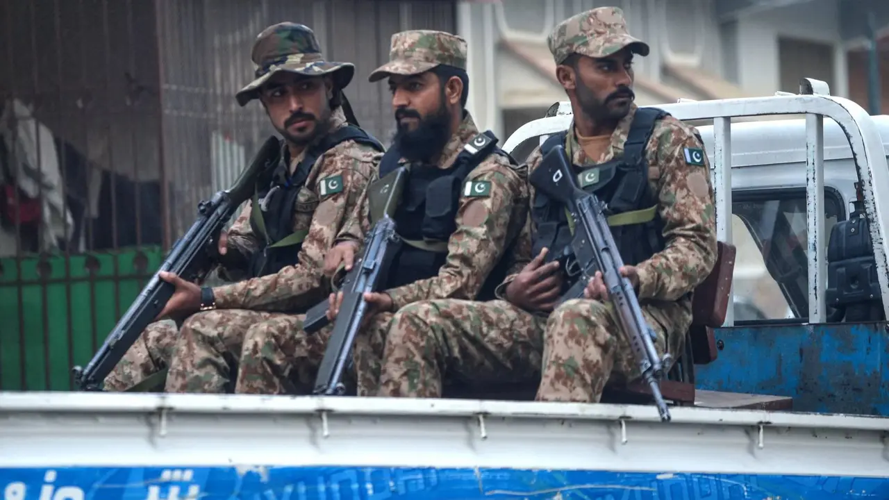 Tentara bersenjata berpatroli di Karachi pada Kamis 8 Februari 2024, saat pemungutan suara dimulai dalam pemilu Pakistan. (AFP)