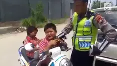 Bocah SD di Sulawesi Barat menangis dan mencium tangan polisi saat terciduk mengendarai motor.