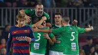Para pemain Villanovense merayakan gol ke gawang Barcelona pada laga Copa del Rey di Camp Nou, Barcelona, Kamis (3/12/2015) dini hari WIB. (AFP/Lluis Gene)