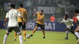 Pemain Bhayangkara FC, Mokhtar Youness (tengah) menguasai bola dalam laga pekan pertama BRI Liga 1 2022/2023 antara Bhayangkara FC melawan Persib Bandung di Stadion Wibawa Mukti, Cikarang, Minggu (24/7/2022). (Bola.com/Ikhwan Yanuar)