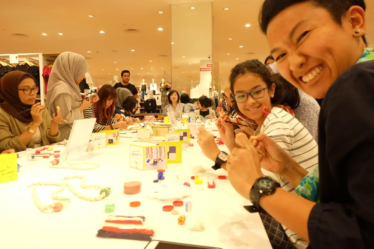 Manisnya Momen Kreasi Ibu dan Anak Membuat Kalung Bersama