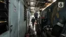 Aktivitas warga yang tetap memilih tinggal di Kampung Akuarium, Penjaringan, Jakarta, Kamis (11/3/2021). Menurut Ketua RT Kampung Akuarium, Topas, mengungkapkan dua dari lima blok Kampung Susun Akuarium ditargetkan rampung pada Agustus 2021. (merdeka.com/Iqbal S. Nugroho)