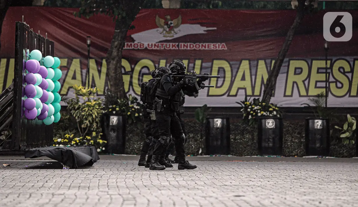Pasukan Brimob melakukan atraksi dalam acara HUT ke-76 Brimob di Mako Brimob, Depok, Jawa Barat, Jumat (12/11/2021). Kedatangan Menteri Pertahanan Prabowo Subianto disambut dengan berbagai atraksi pasukan Brimob. (Liputan6.com/Faizal Fanani)