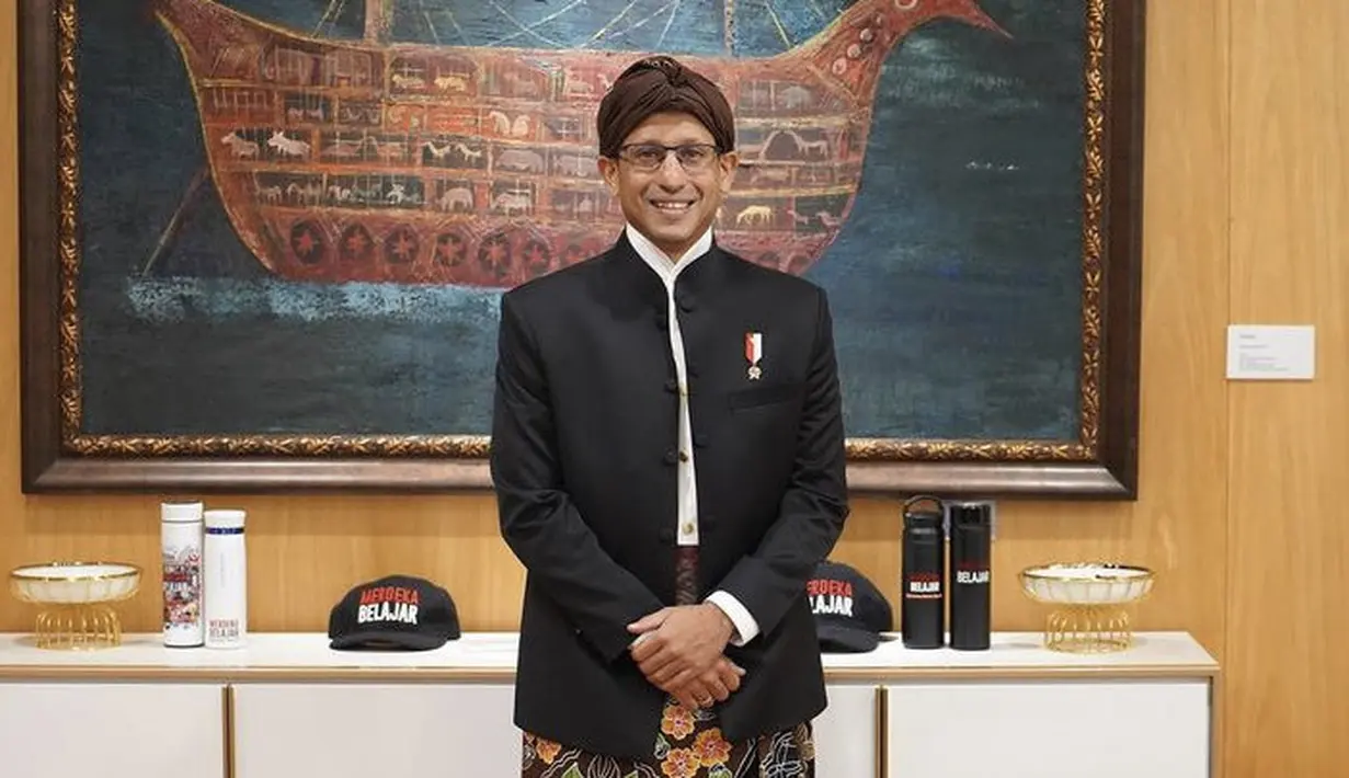 Menteri Pendidikan dan Kebudayaan Nadiem Anwar Makarim mengenakan pakain adat Pasuruan Jawa Timur dengan jas hitam, batik, dan hiasan kepalanya. [Instagram/@nadiemmakarim]