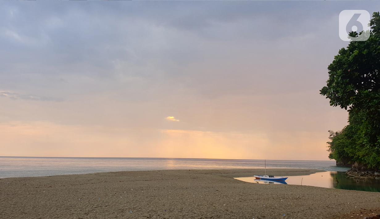 Sebuah kapal terlihat di Sungai Tamborasi di Desa Tamborasi, Kecamatan Wolo, Kabupaten Kolaka, Sulawesi Tenggara (16/10/2019). Sungai Tamborasi ini merupakan sungai terpendek di dunia. (Liputan6.com/Nurseffi Dwi Wahyuni)