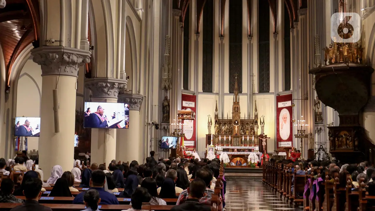 Ribuan Umat Katolik Hadiri Misa Requiem Paus Fransiskus di Gereja Katedral Jakarta